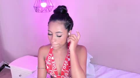 Snapshot of alahia_betancur chatting on March 4, 2025, 6:18 pm Alahia  online show from March 4, 2025, 6:18 pm