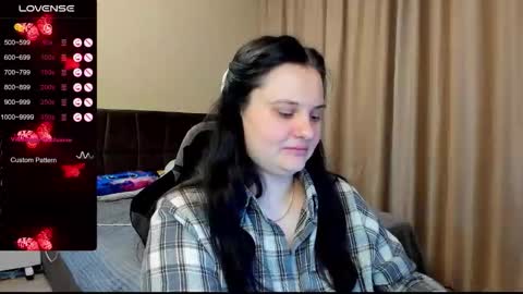 Julia online show from November 6, 2025, 7:48 pm