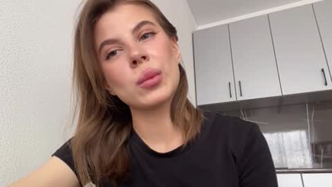 Mila online show from October 29, 2025, 8:27 am