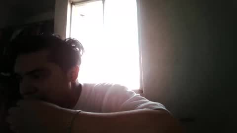 albertoarenas16 online show from April 14, 2026, 10:05 pm