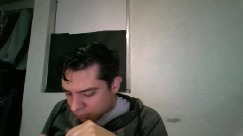 albertoarenas16 online show from May 25, 2026, 5:35 am
