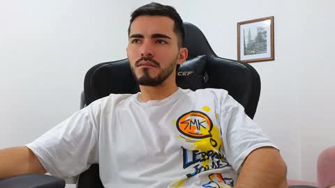 alejandroo_7 online show from December 22, 2024, 5:42 pm