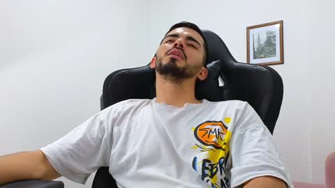 alejandroo_7 online show from December 22, 2024, 8:47 pm