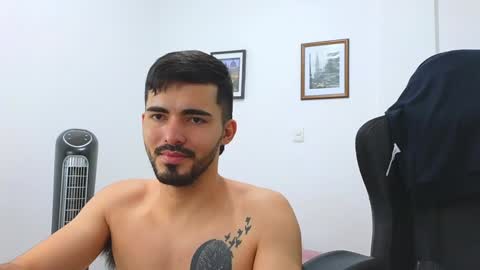 alejandroo_7 online show from January 10, 2025, 10:25 pm