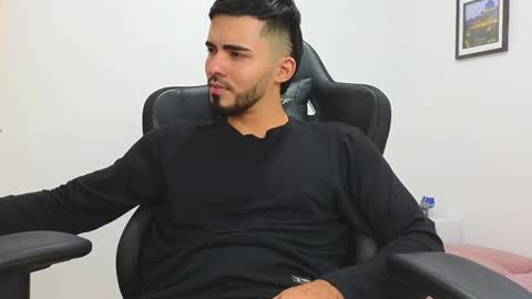 alejandroo_7 online show from January 22, 2025, 9:54 pm