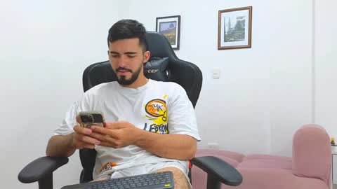 alejandroo_7 online show from February 1, 2025, 11:06 pm