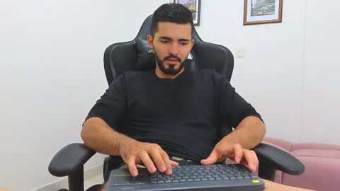 alejandroo_7 online show from February 6, 2025, 7:29 pm