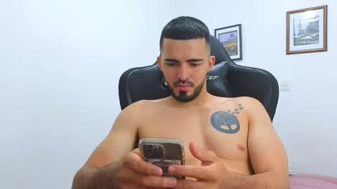 alejandroo_7 online show from February 26, 2025, 10:42 pm