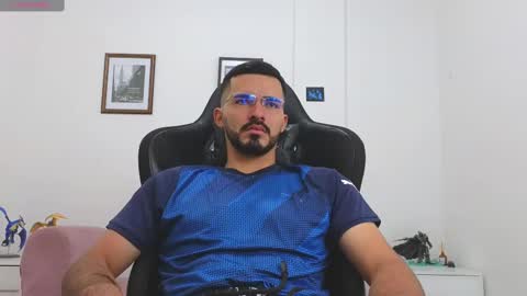 alejandroo_7 online show from October 14, 2025, 5:36 pm