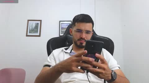 alejandroo_7 online show from November 10, 2025, 9:58 pm