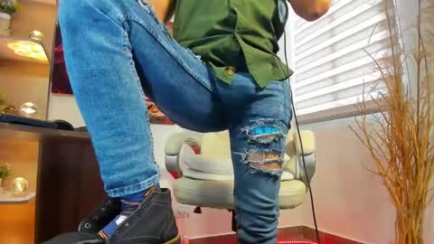 ALESSANDRO  WYE online show from February 19, 2025, 5:06 pm