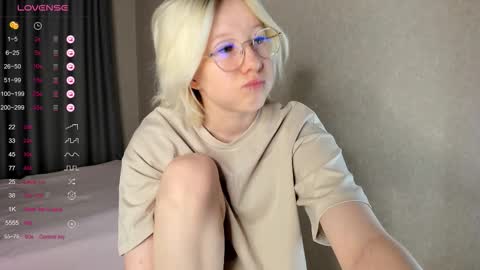 Snapshot of alettaevee chatting on March 24, 2026, 1:32 am alettaevee online show from March 24, 2026, 1:32 am