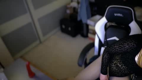 Leyla Leg online show from April 22, 2026, 10:00 pm