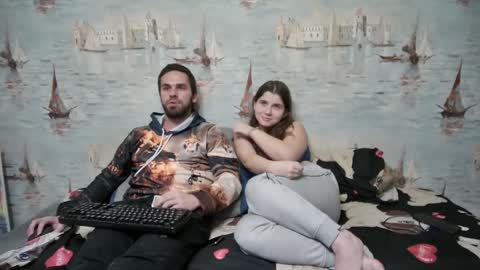 Alex and Sarah online show from November 7, 2025, 8:42 pm