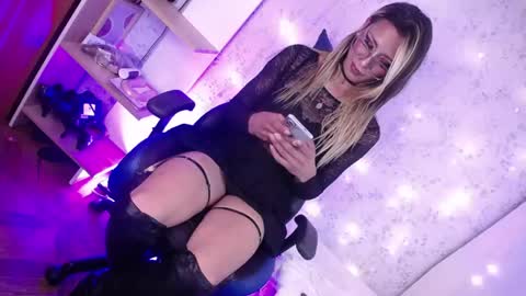 alexaavandercloude online show from April 16, 2026, 9:39 pm