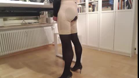 Snapshot of alexxph chatting on December 24, 2024, 11:33 pm Shyshiny online show from December 24, 2024, 11:33 pm