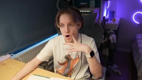 Alexycutie online show from April 29, 2026, 11:58 am