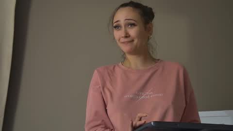 Snapshot of alice_munro chatting on October 9, 2025, 7:34 pm AliceMunro online show from October 9, 2025, 7:34 pm