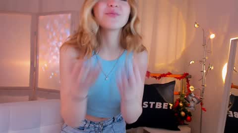 Snapshot of alice_tucci chatting on December 19, 2024, 1:40 pm Alice online show from December 19, 2024, 1:40 pm