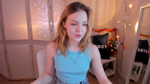 Snapshot of alice_tucci chatting on December 19, 2024, 7:51 pm Alice online show from December 19, 2024, 7:51 pm