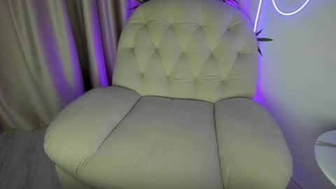 AliceLevine online show from November 19, 2025, 5:18 am