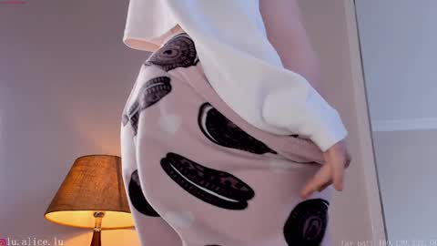 Snapshot of alicelu_ chatting on February 5, 2025, 10:08 am Elle online show from February 5, 2025, 10:08 am