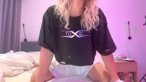 AlicePinkhead online show from October 16, 2025, 8:26 am