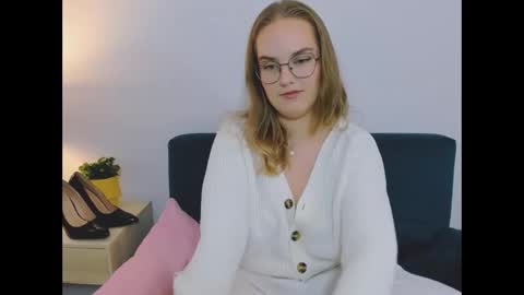 alicesensitive online show from December 2, 2025, 4:35 pm