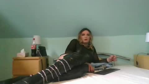 Snapshot of alicesissx13 chatting on October 21, 2025, 11:44 am Alice online show from October 21, 2025, 11:44 am