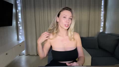 Snapshot of alicewonders_ chatting on December 5, 2024, 7:38 pm Alice online show from December 5, 2024, 7:38 pm