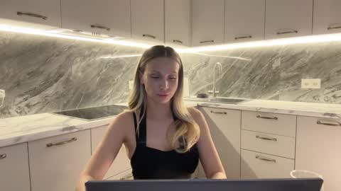 Snapshot of alicewonders_ chatting on December 6, 2024, 10:19 pm Alice online show from December 6, 2024, 10:19 pm