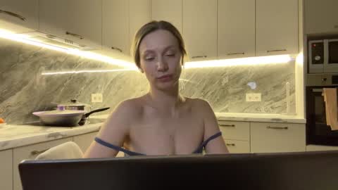 Snapshot of alicewonders_ chatting on January 6, 2025, 9:54 pm Alice online show from January 6, 2025, 9:54 pm