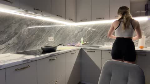 Snapshot of alicewonders_ chatting on January 10, 2025, 7:43 pm Alice online show from January 10, 2025, 7:43 pm