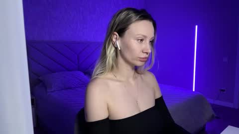 Snapshot of alicewonders_ chatting on February 13, 2025, 11:37 pm Alice online show from February 13, 2025, 11:37 pm