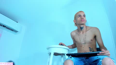 Snapshot of aliciamoorex chatting on December 5, 2024, 8:33 pm Alicia  online show from December 5, 2024, 8:33 pm