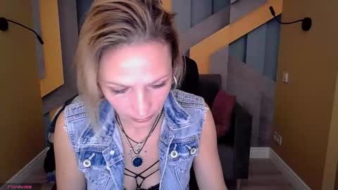 Snapshot of alinamoor chatting on October 29, 2025, 6:59 am AlinaMoor online show from October 29, 2025, 6:59 am