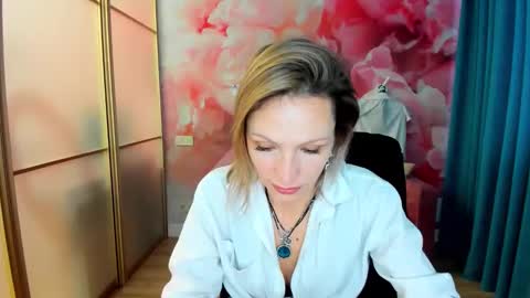 Snapshot of alinamoor chatting on January 17, 2026, 6:51 am AlinaMoor online show from January 17, 2026, 6:51 am