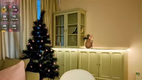 Snapshot of alisia_mars chatting on December 18, 2025, 7:36 am Alisia online show from December 18, 2025, 7:36 am