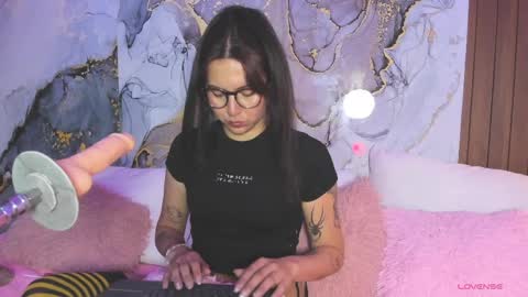 Mia online show from March 30, 2026, 8:21 pm