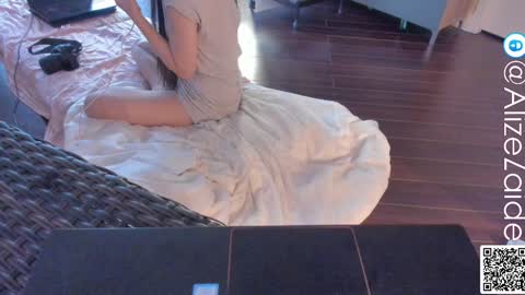 Alize Zaide online show from December 6, 2024, 5:44 pm