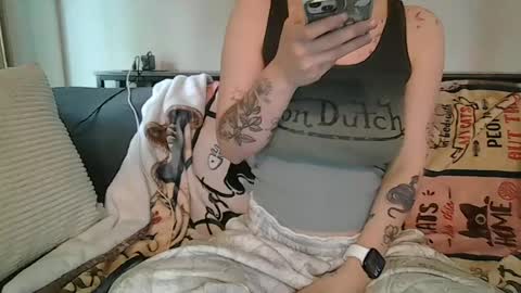 Snapshot of alliebearx chatting on June 17, 2026, 9:49 pm alliebearx online show from June 17, 2026, 9:49 pm