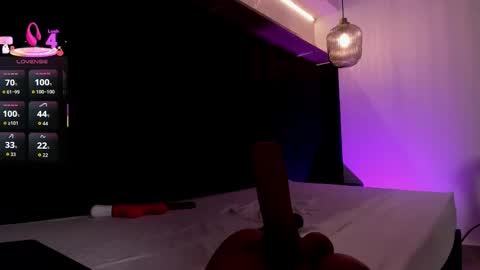 Alli  online show from October 8, 2025, 7:55 pm