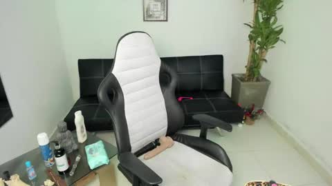 allyssann online show from February 11, 2025, 6:22 pm