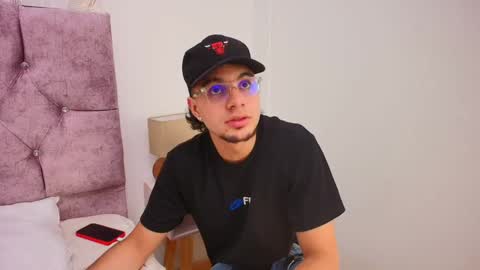 Snapshot of amadeo_wild chatting on February 6, 2025, 3:20 pm Amadeo Wild online show from February 6, 2025, 3:20 pm