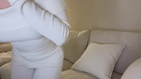 amaya_floress online show from April 14, 2026, 3:45 am