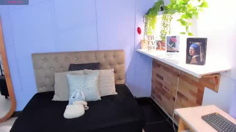 Amelia Adams online show from July 18, 2026, 12:09 pm