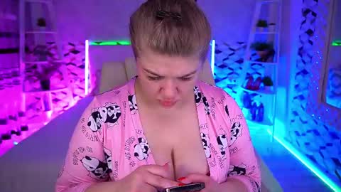 Snapshot of amellywhite chatting on June 13, 2026, 12:25 pm Alina online show from June 13, 2026, 12:25 pm