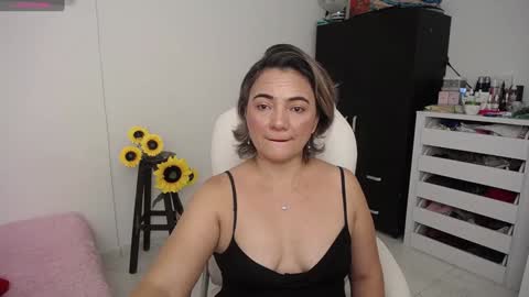 Snapshot of ana_hotmilf chatting on December 4, 2024, 1:09 pm  Ana  online show from December 4, 2024, 1:09 pm