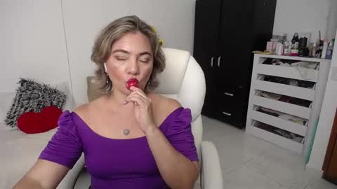 Snapshot of ana_hotmilf chatting on January 8, 2025, 11:09 pm  Ana  online show from January 8, 2025, 11:09 pm