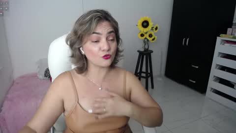 Snapshot of ana_hotmilf chatting on February 10, 2025, 11:02 pm  Ana  online show from February 10, 2025, 11:02 pm